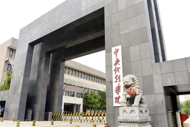 2017年，严顺开逝世，前国务院总理朱镕基为他送上了花圈