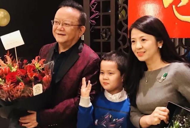 歌手成方圆：一婚嫁恩师，二婚嫁王刚，如今61岁依旧不生孩子