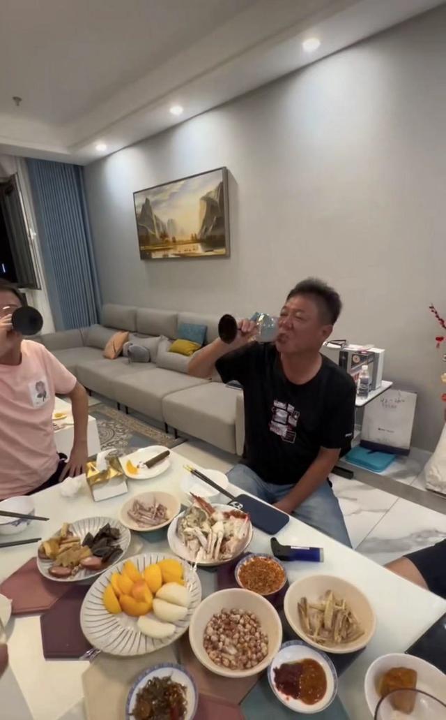 63岁姜育恒疑回山东老家！兴奋喝酒满脸通红，6人吃4盘菜太俭朴