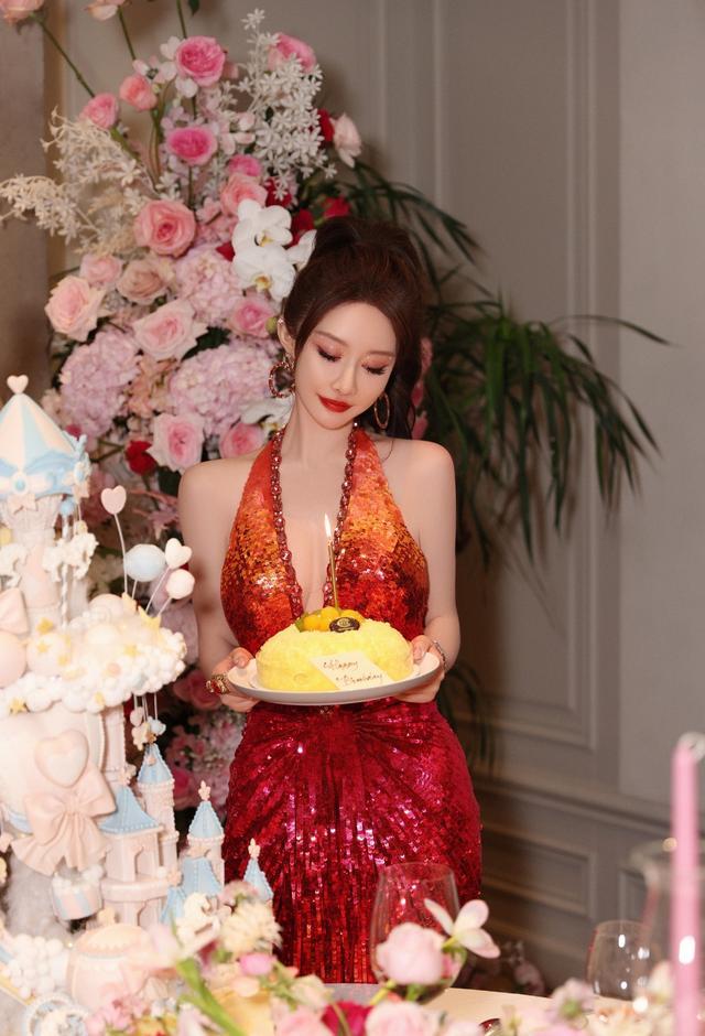 青春女星周麟嘉出席生日聚会，身穿深V金黄长裙，展现曼妙身材