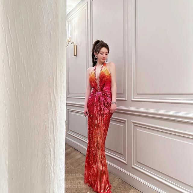 青春女星周麟嘉出席生日聚会，身穿深V金黄长裙，展现曼妙身材