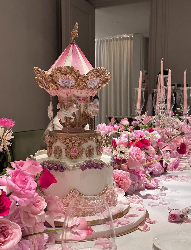青春女星周麟嘉出席生日聚会，身穿深V金黄长裙，展现曼妙身材