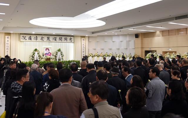 2017年，严顺开逝世，前国务院总理朱镕基为他送上了花圈