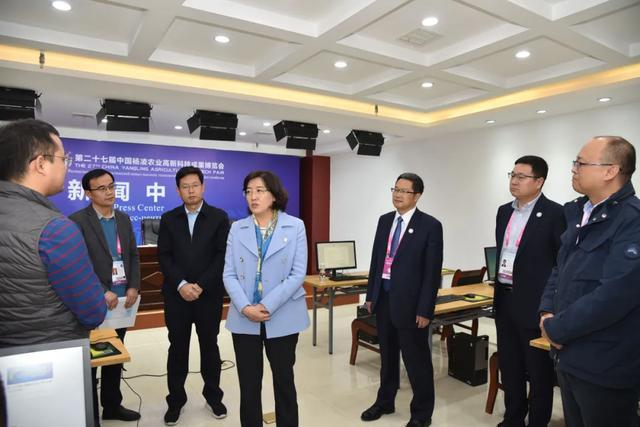 李婧看望慰问农高会参会媒体记者