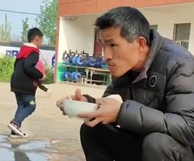 “80后”校长爷爷张鹏程：辞掉高薪垫14万修学校，一贫如洗白了头