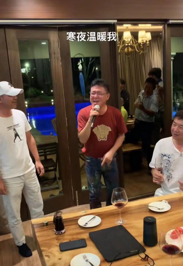 63岁姜育恒疑回山东老家！兴奋喝酒满脸通红，6人吃4盘菜太俭朴