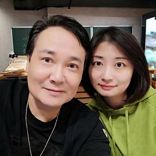 孟飞与小20岁妻子秀恩爱！砸重金做医美保养，70岁皮肤好显年轻