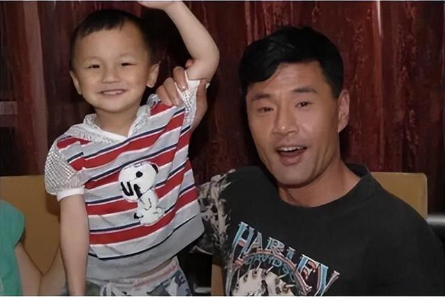 于荣光：结婚35年0绯闻，63岁突然离婚，令人唏嘘