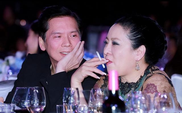 51岁的俞飞鸿，不婚不育的背后，藏着她与三个男人之间的秘密