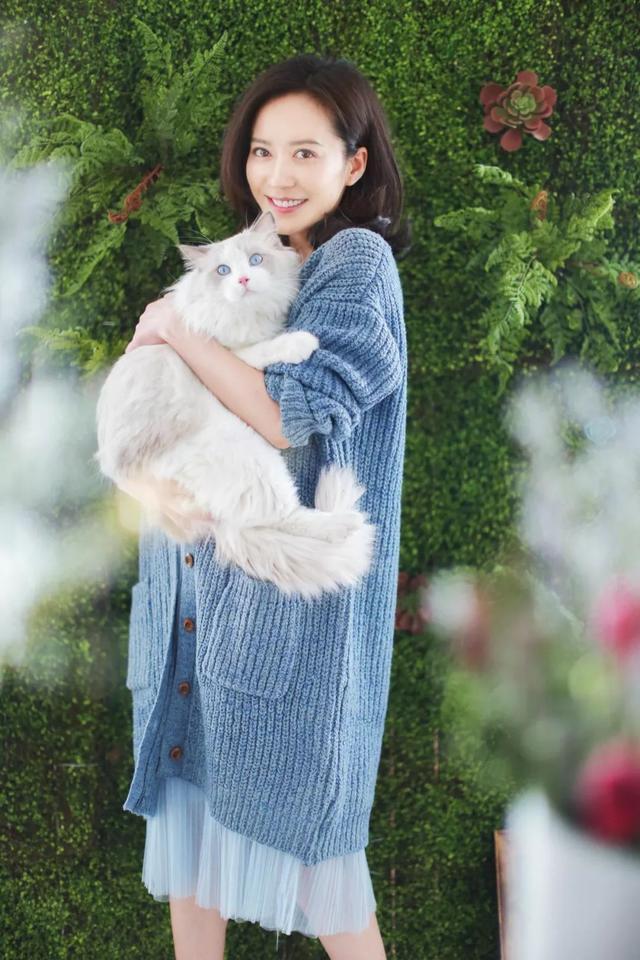 51岁的俞飞鸿，不婚不育的背后，藏着她与三个男人之间的秘密