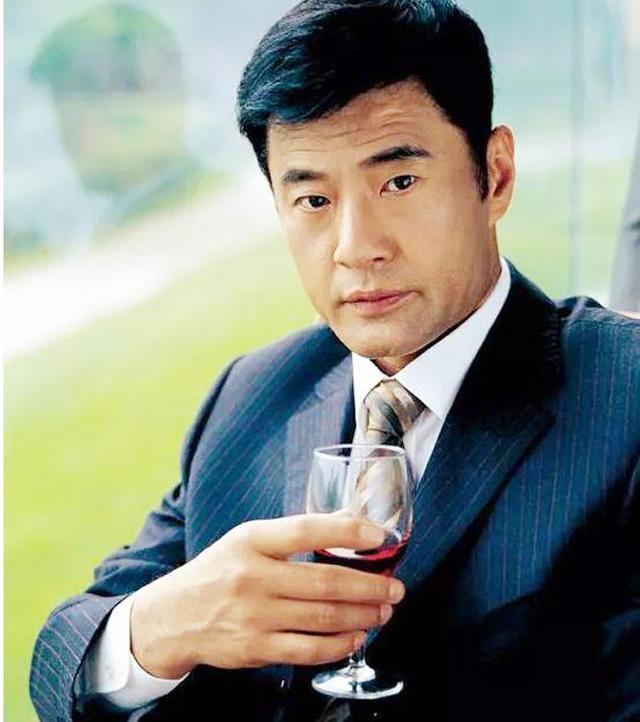 于荣光：结婚35年0绯闻，63岁突然离婚，令人唏嘘