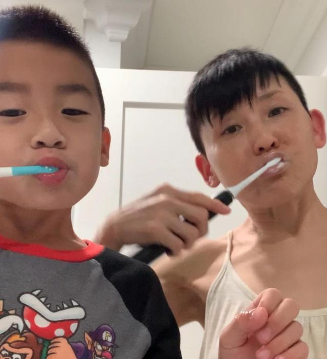 刘美君为80岁母亲庆生，称母亲患脑瘤才康复，四代同堂合照很温馨