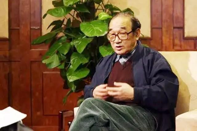 2017年，严顺开逝世，前国务院总理朱镕基为他送上了花圈