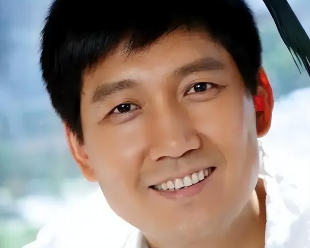 演员李崇霄：去世时年仅51岁，德国妻子与女儿悲痛万分