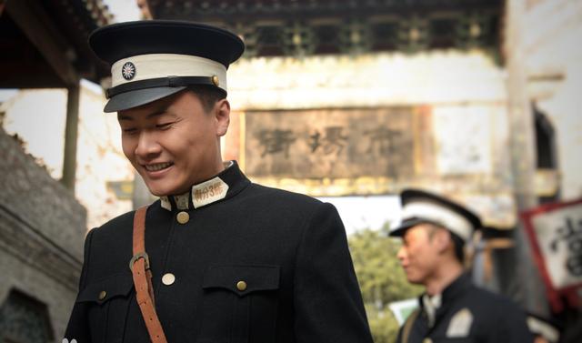“老戏骨”于滨：为当演员和父亲闹翻，出道20年零绯闻，家庭幸福