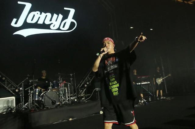 Jony J求婚后开嗓不戴定情戒指，对抗“快男”于湉、魏巡拼人气
