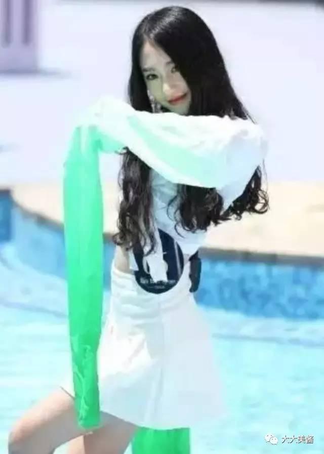 王思聪的新欢女神，谭盐盐，撞脸Hebe、郑秀晶还有郑爽？