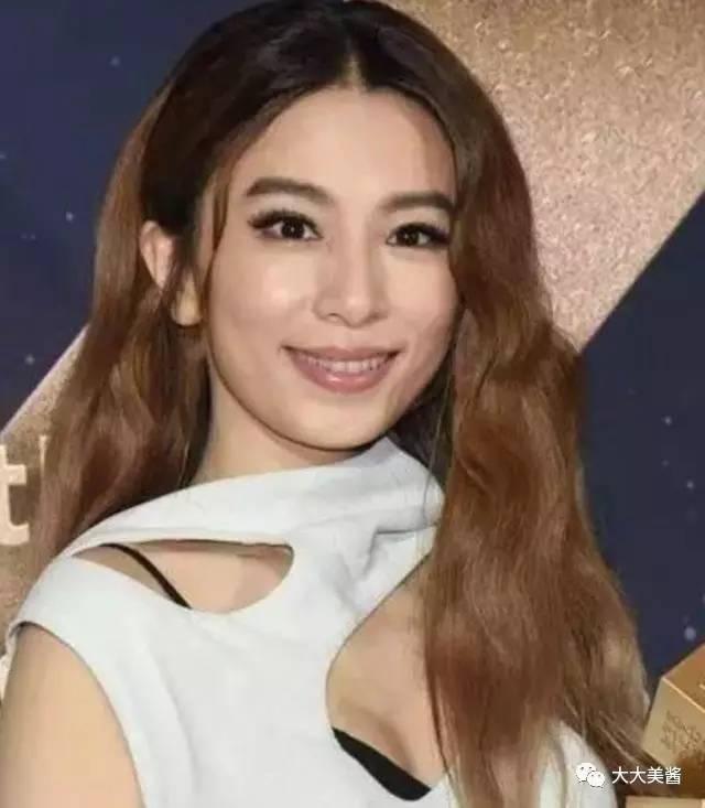 王思聪的新欢女神，谭盐盐，撞脸Hebe、郑秀晶还有郑爽？