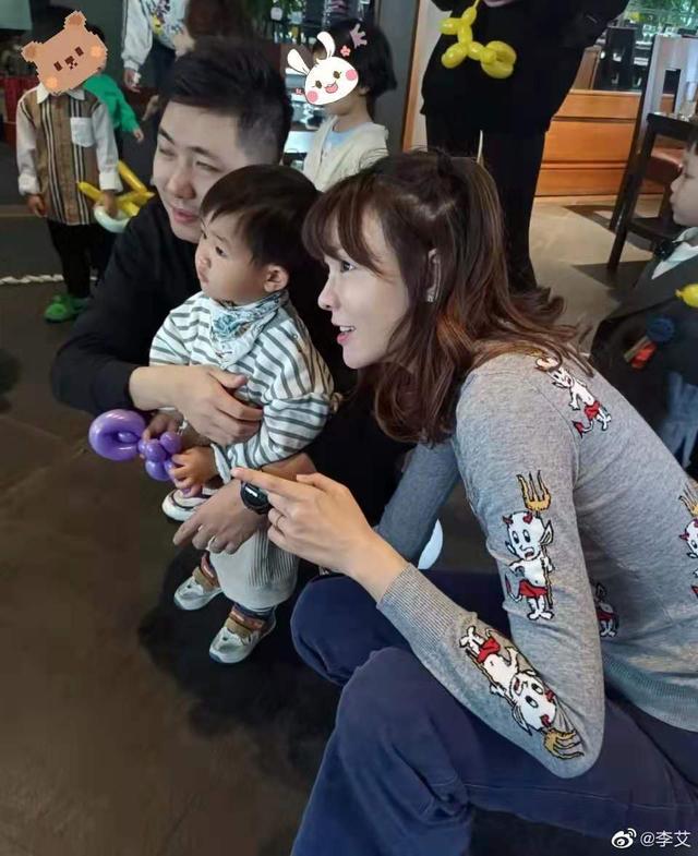 41岁名主持李艾秀恩爱，壁咚老公当众亲嘴，婚后却一直分房睡？