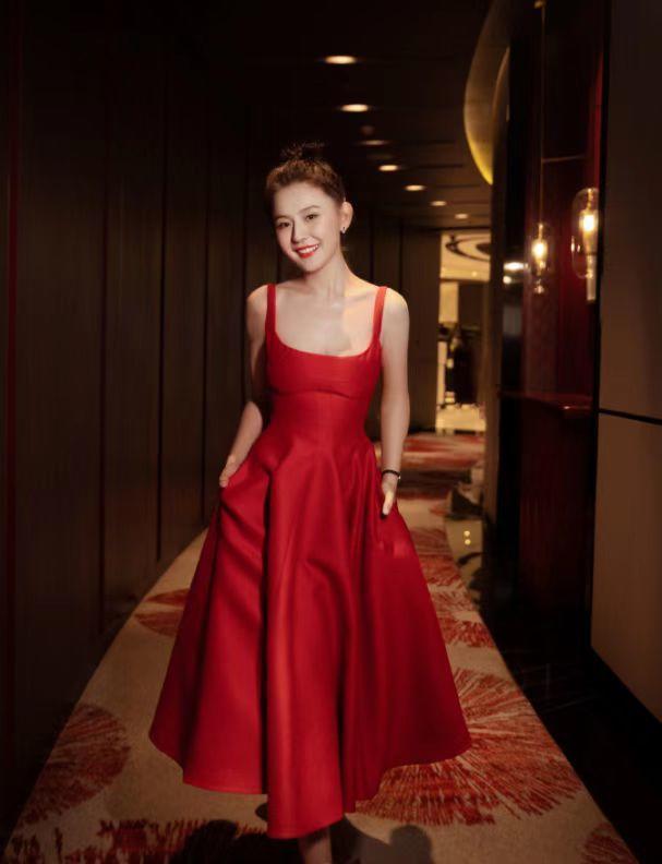 “热依扎”身材真丰满，穿吊带连衣裙裙气场全开，轻松美出新高度