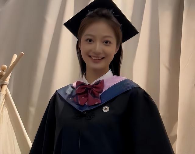 冯琳毕业照走红，室友颜值都不低，果然优秀的人身边朋友也不差