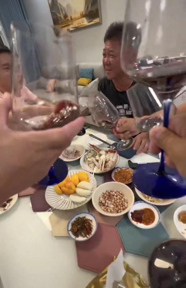63岁姜育恒疑回山东老家！兴奋喝酒满脸通红，6人吃4盘菜太俭朴