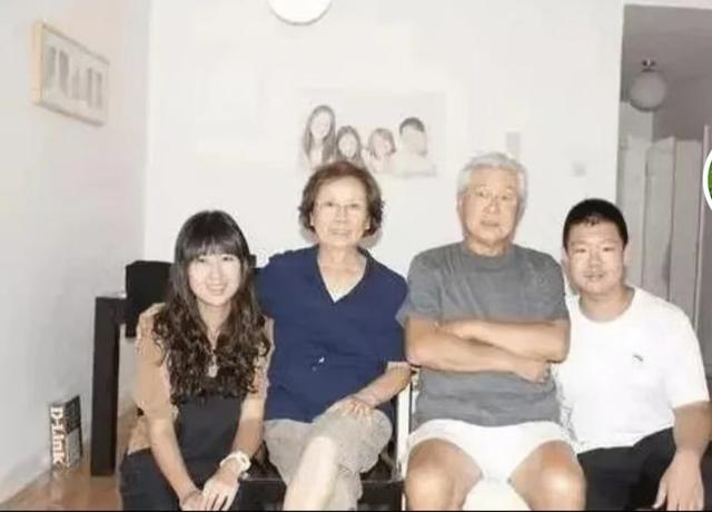 老艺术家王心刚，与病魔对抗5年，如今与爱妻携手共度晚年