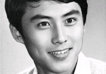 高宏亮年轻帅照 宠爱三十余载好幸福 戏外娶大妻子生一女