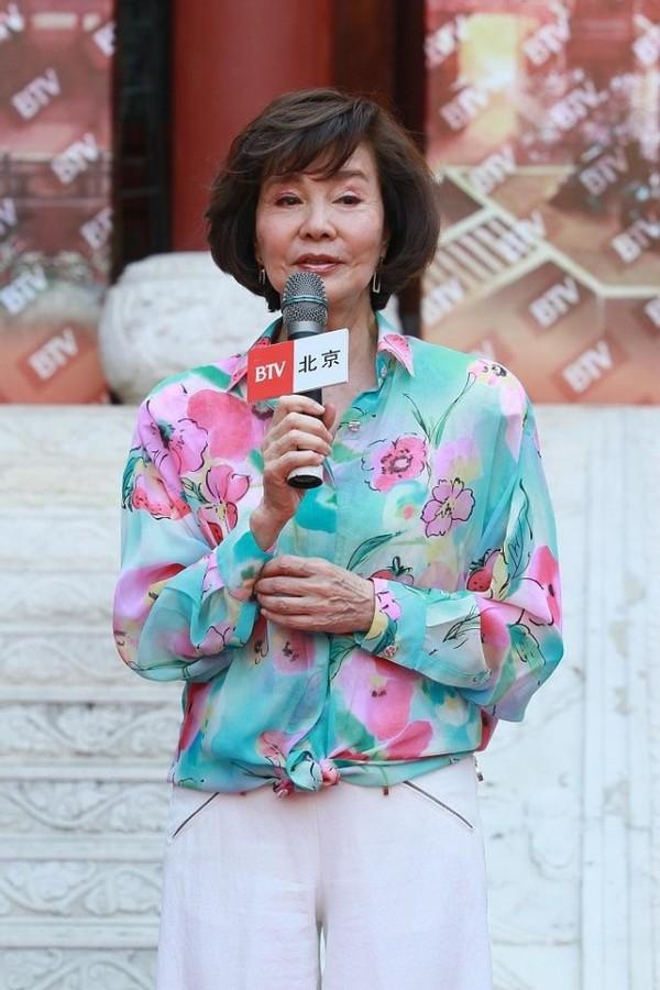 自然老去的归亚蕾,穿得花花绿绿依然优雅,皱纹明显却很真实