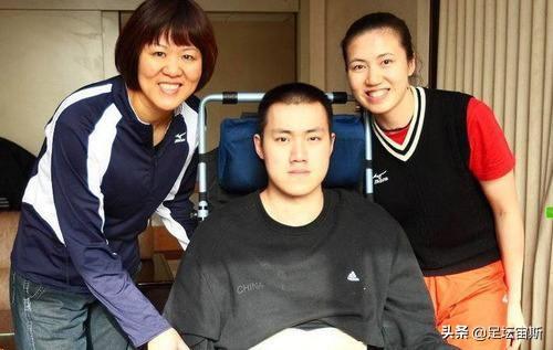 郎平一家三口探望瘫痪名将,周苏红前夫久违露面 女儿已经3岁大
