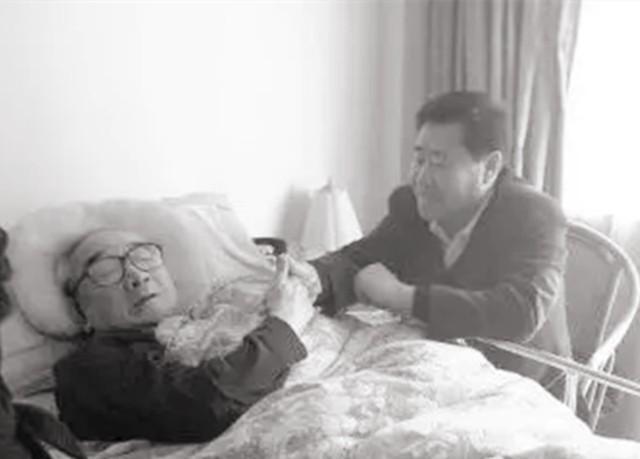 2017年，严顺开逝世，前国务院总理朱镕基为他送上了花圈