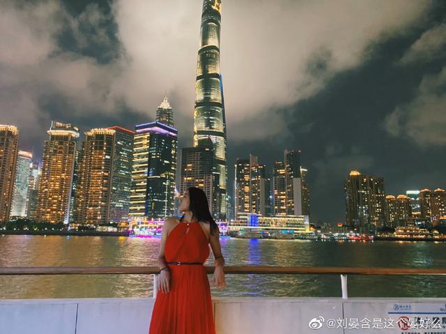 景美人更美！女排世界冠军刘晏含游览上海，一袭红色长裙明艳动人