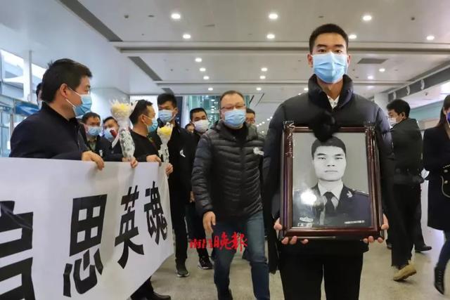 今天上午！南昌昌北机场一幕让人看哭了，英雄杨敏回家了！