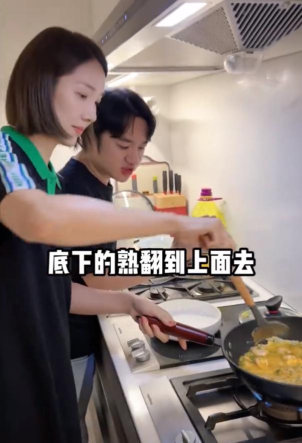 李亚男晒烹饪视频，老公王祖蓝贴心打下手，女儿夸好吃后她超自豪