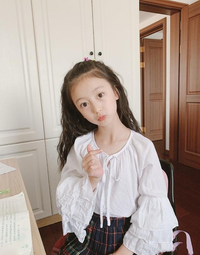 最美童星裴佳欣，全网都在陪她长大，童模出身的她衣品超级棒