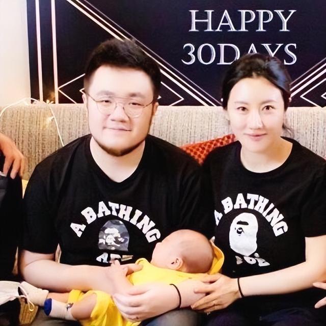 “宋丹丹儿媳”王博谷：嫁小7岁巴图连生两子，和婆婆相处成姐妹