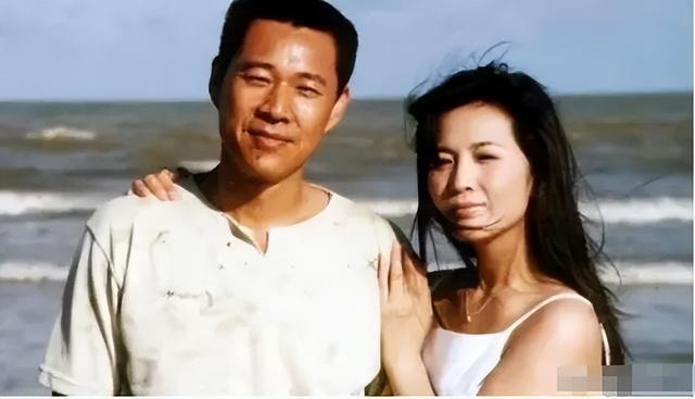 “硬汉”张丰毅，二婚娶小12岁霍凡，28年宠妻如宝，两人至今无子
