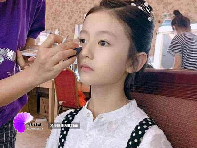 裴佳欣，年仅9岁小网红要天天化妆，父母考虑过孩子的皮肤健康吗