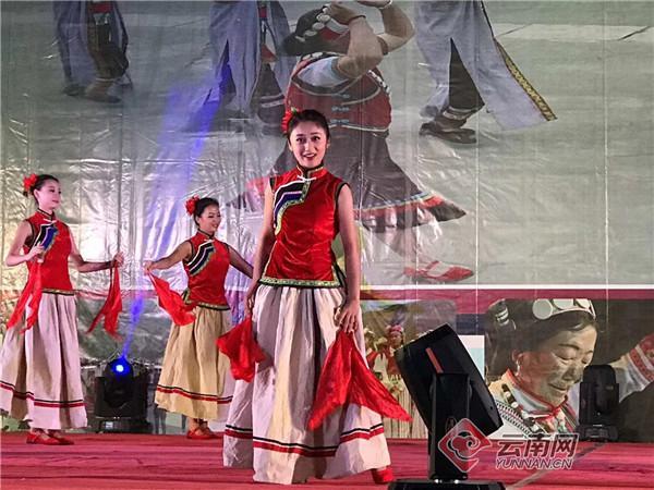 人民日报点赞云南文艺志愿者阿娜木龄走村串寨送歌舞