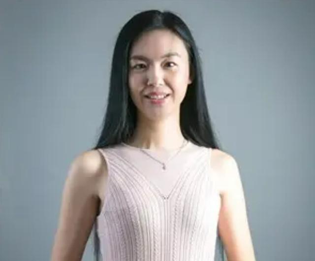中国首位盲人模特王蕾蕾，不惧失明为爱人生下孩子，丈夫陪她走秀