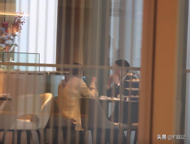 徐子淇和老公李家诚在五星级酒店喝下午茶 不怕发胖点了一桌美食