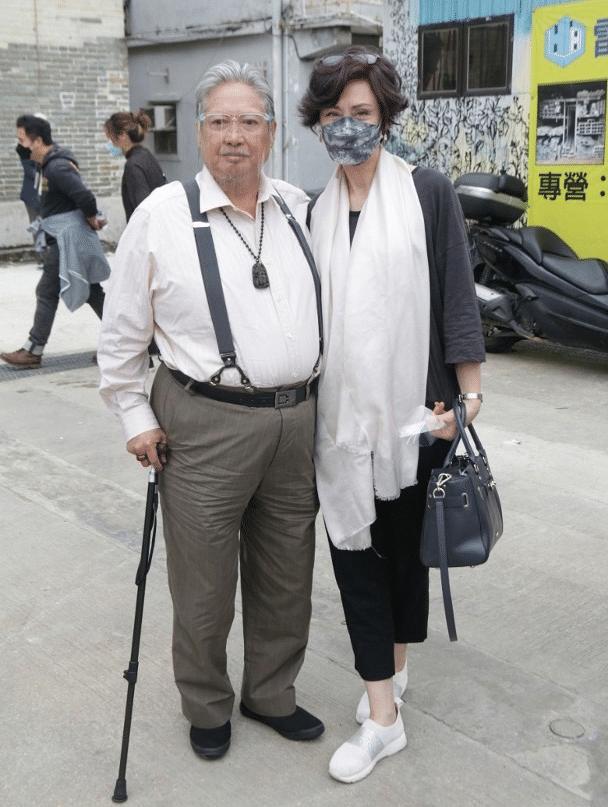 71岁薛家燕右眼病变做插针手术，术后马上开工，赚钱养家不言退休