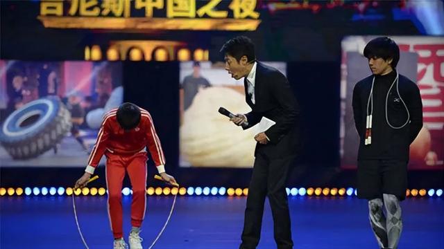 15岁光速少年岑小林：30秒跳绳228次，轻松打败日本冠军选手