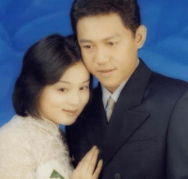 英宁离婚后娶妻生子，赵明明却至今未婚，她在追求什么