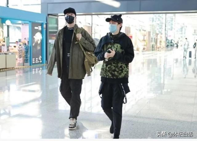 37岁刘翔携妻子现身机场，贴心背包，吴莎身材臃肿疑似怀孕
