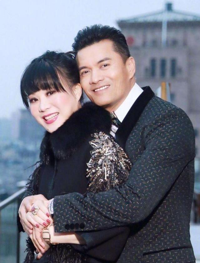 富婆杨小娟，嫁三婚演员吕良伟，婚后生一子，幸福美满
