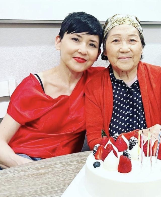 刘美君为80岁母亲庆生，称母亲患脑瘤才康复，四代同堂合照很温馨