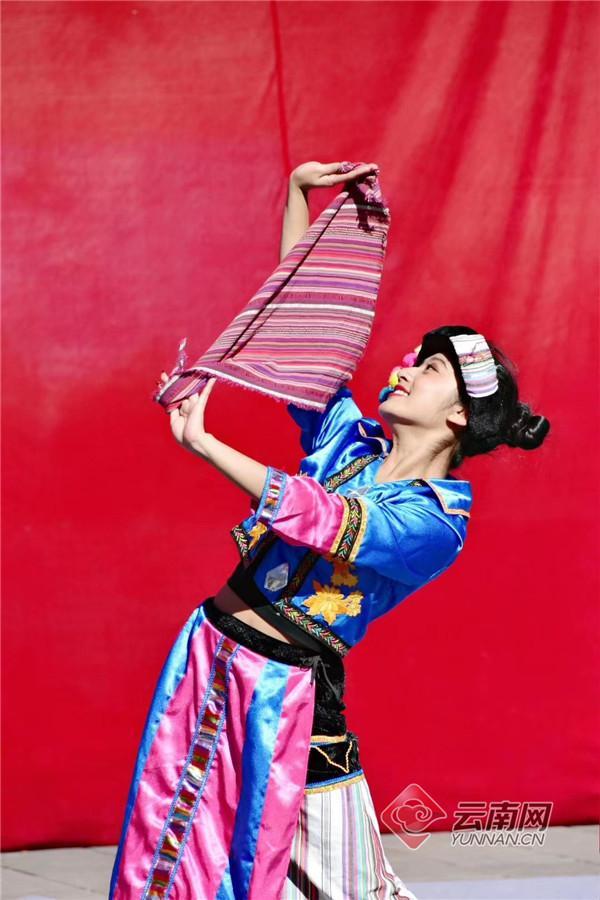 人民日报点赞云南文艺志愿者阿娜木龄走村串寨送歌舞