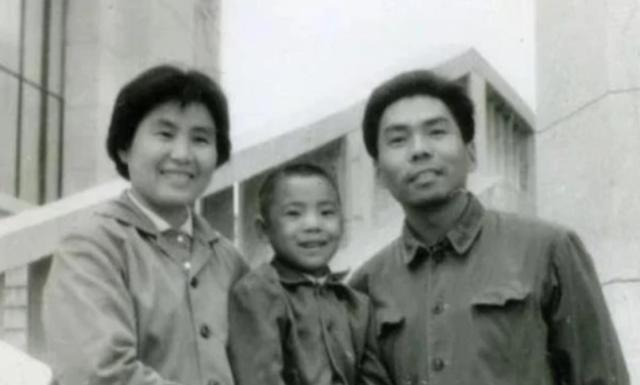 屠洪刚前妻方舒：独自抚养两个女儿20年，前夫把爱和钱都给了继子
