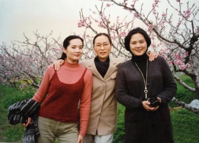国家一级演员吴冕：与初恋老公恩爱42年，填补了婆婆没女儿的遗憾